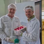 Wolfgang Halbauer und Willi Gabalier halten das Valentino Eis "Heimatsterne"