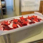 "Heimatsterne" - Himbeer-Joghurt-Eis mit roten Heimatsternen